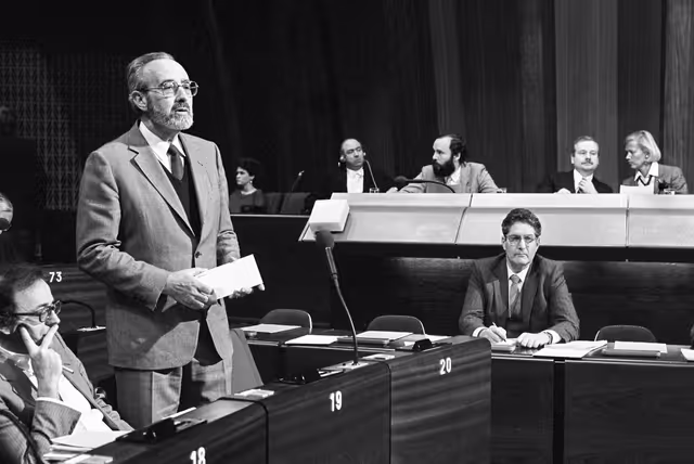 Fotografia 6: Commissioner Edgard PISANI during a session in Strasbourg.