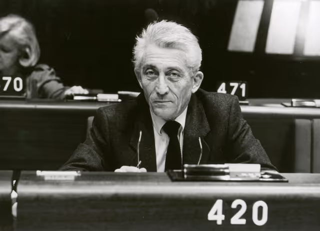 Fotografie 31: Bernard PONS attends a plenary session in November 1984