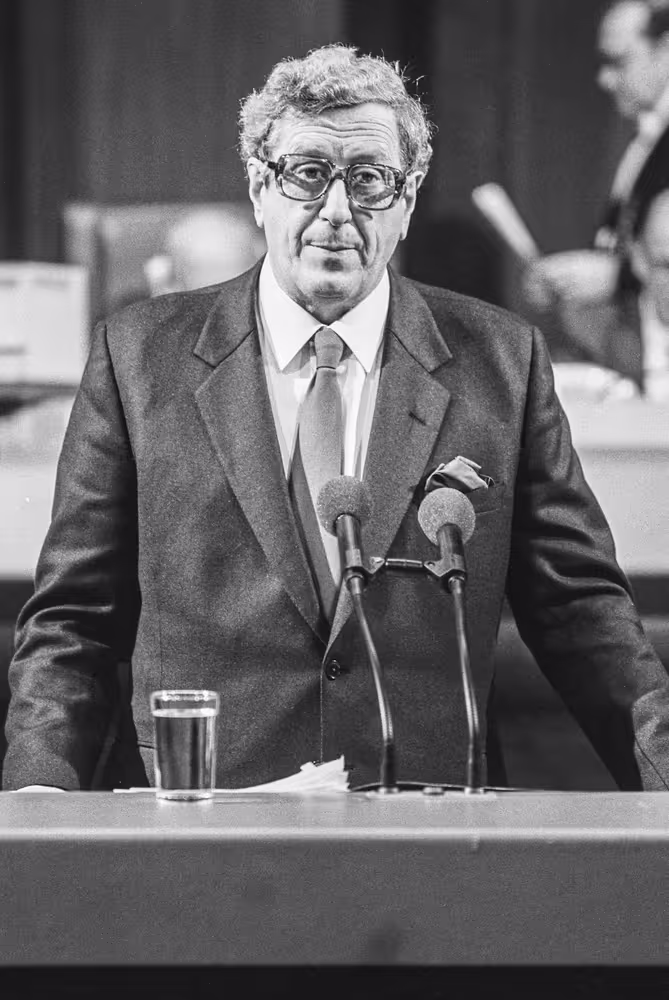 Garret FITZGERALD doing a speech in the hemicycle of the European Parliament in Strasbourg - Irish Presidency of the EU