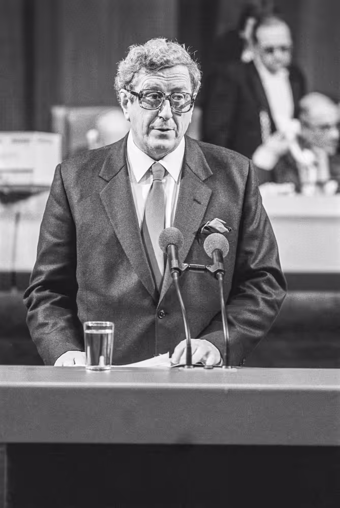 Garret FITZGERALD doing a speech in the hemicycle of the European Parliament in Strasbourg - Irish Presidency of the EU