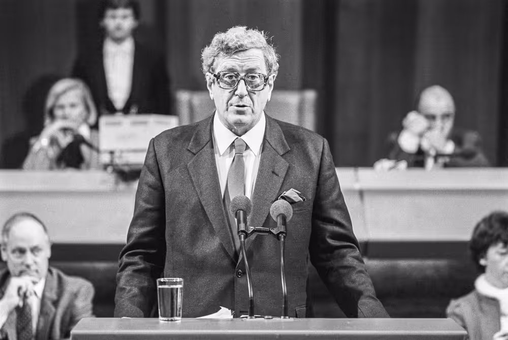 Garret FITZGERALD doing a speech in the hemicycle of the European Parliament in Strasbourg - Irish Presidency of the EU