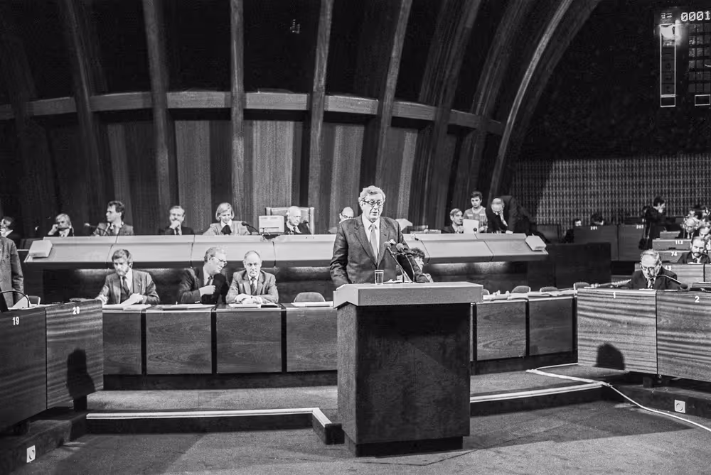 Garret FITZGERALD doing a speech in the hemicycle of the European Parliament in Strasbourg - Irish Presidency of the EU