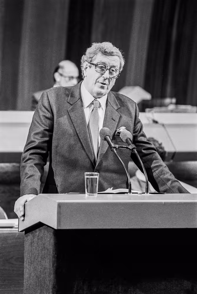 Garret FITZGERALD doing a speech in the hemicycle of the European Parliament in Strasbourg - Irish Presidency of the EU