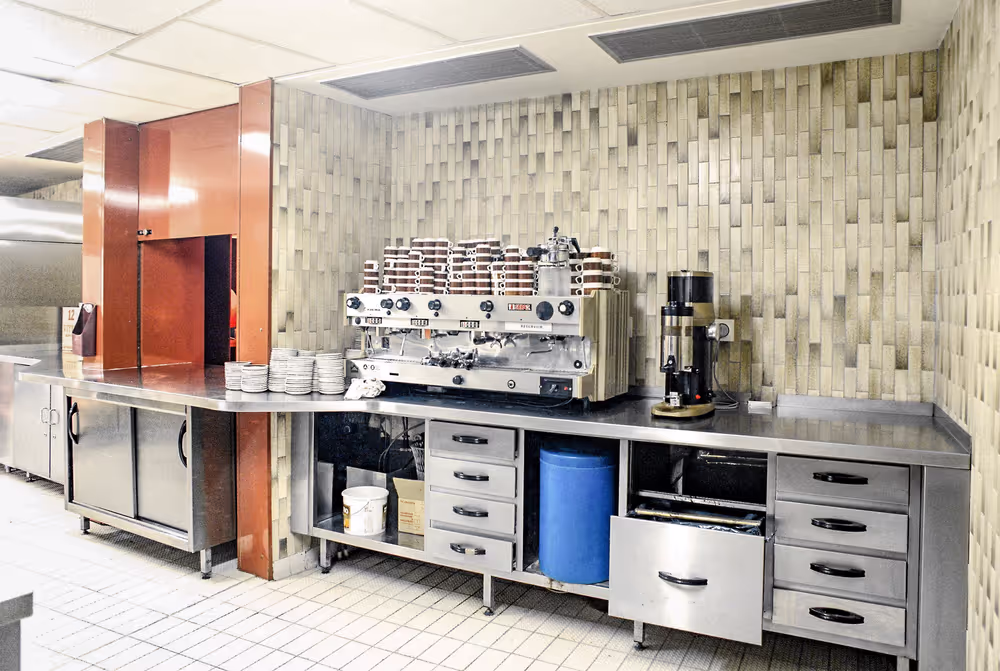 Kitchen and restaurant at the EP in Strasbourg.