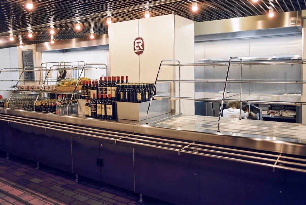 Kitchen and restaurant at the EP in Strasbourg.