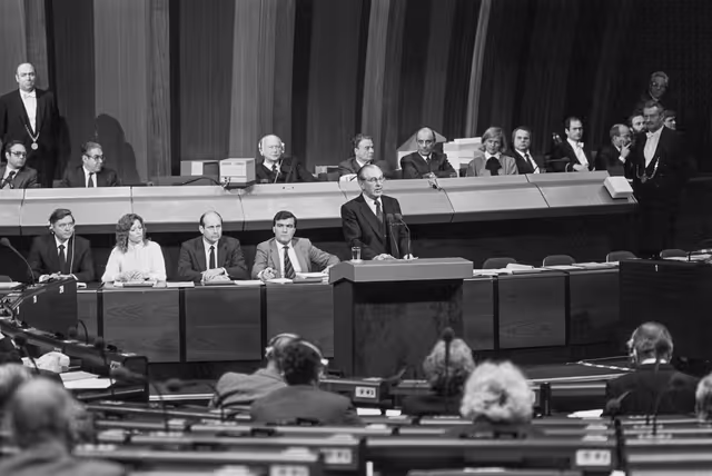 Zdjęcie 27: Visit of Chaim HERZOG, President of Israel at the EP in Strasbourg in February 1985