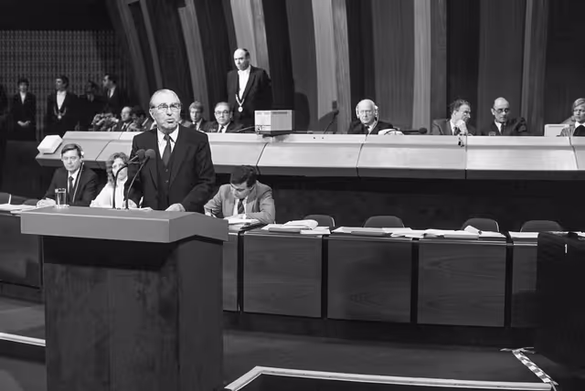 Zdjęcie 28: Visit of Chaim HERZOG, President of Israel at the EP in Strasbourg in February 1985