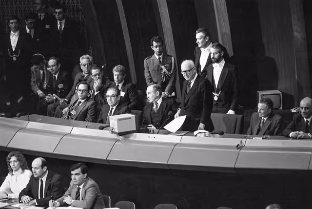 Zdjęcie 26: Visit of Chaim HERZOG, President of Israel at the EP in Strasbourg in February 1985