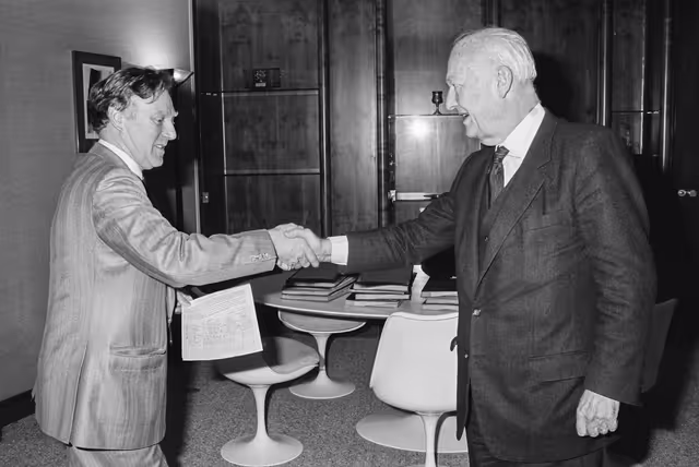 Billede 49: Pierre PFLIMLIN and Hugh R. McMAHON at the EP in Strasbourg in February 1985
