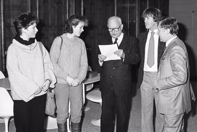 Billede 50: Pierre PFLIMLIN and Hugh R. McMAHON meet with guest at the EP in Strasbourg in February 1985