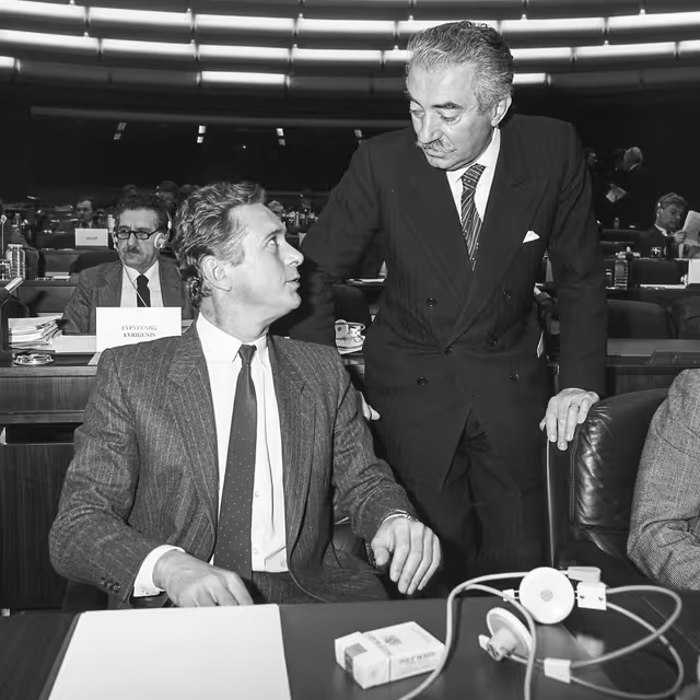 Billede 45: MEPs Dominique BAUDIS and Alfeo MIZZAU at the EP in Strasbourg in February 1985.