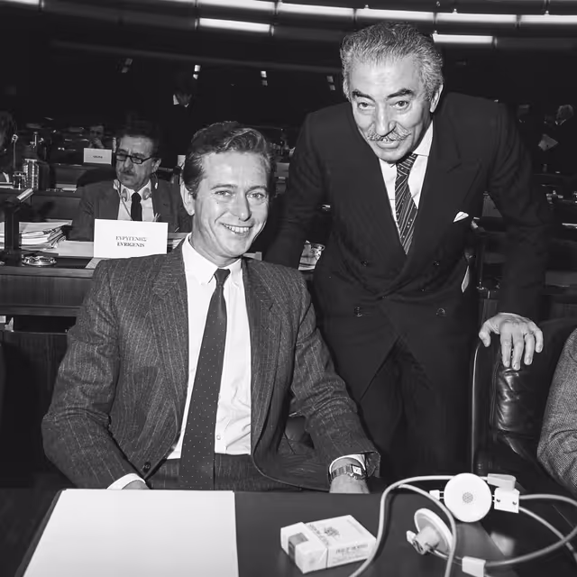 Billede 46: MEPs Dominique BAUDIS and Alfeo MIZZAU at the EP in Strasbourg in February 1985.