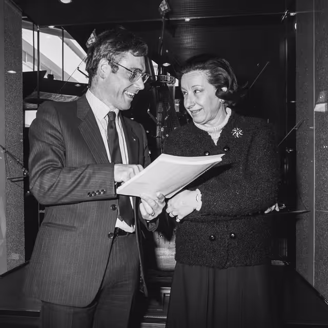 Billede 48: MEPs Kenneth COLLINS and Vera SQUARCIALUPI at the EP in Strasbourg in February 1985.