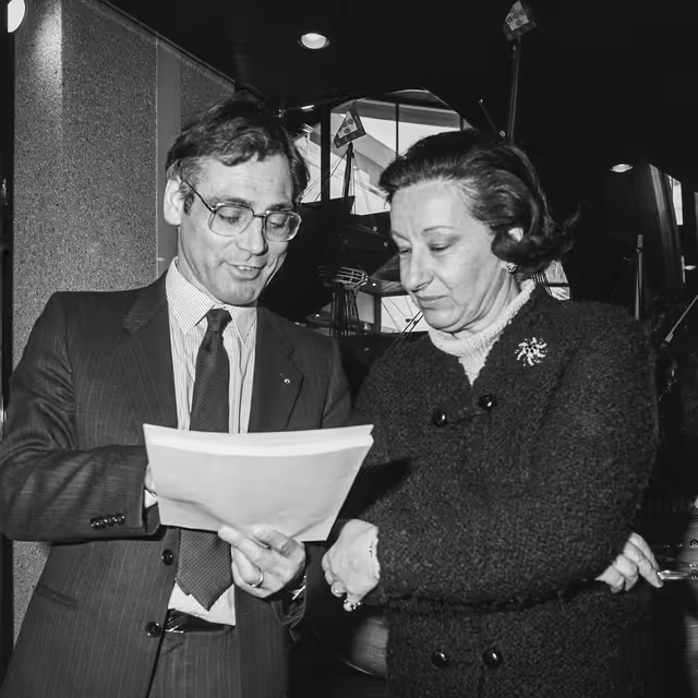 Billede 47: MEPs Kenneth COLLINS and Vera SQUARCIALUPI at the EP in Strasbourg in February 1985.