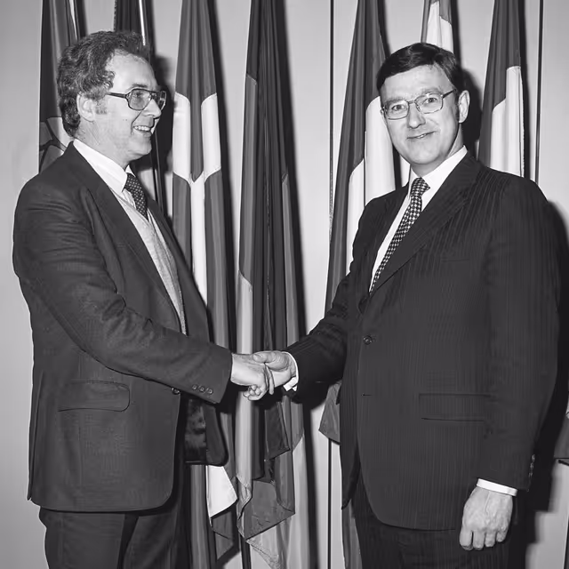 Billede 33: MEP Peter PRICE meets with guest at the EP in Strasbourg in February 1985.