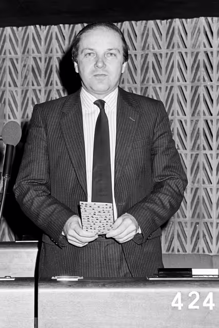 Billede 36: MEP Richard J. SIMMONDS during a session in Strasbourg in February 1985.