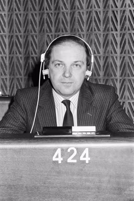 Billede 34: MEP Richard J. SIMMONDS during a session in Strasbourg in February 1985.