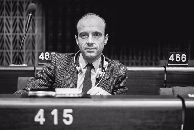 Billede 10: MEP Alain JUPPE during a session in Strasbourg in February 1985.