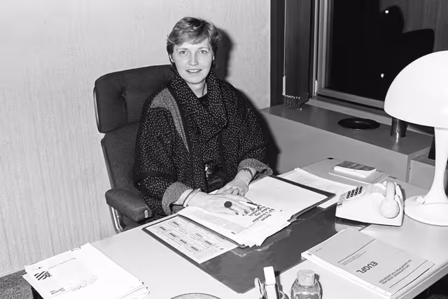Снимка 14: Portrait of Marie JEPSEN in her office