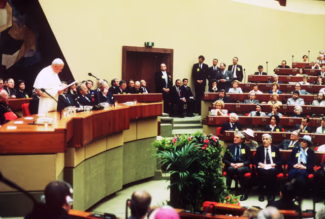 Photo 24: Visit of Pope Jean-Paul II to the EP in Luxembourg.