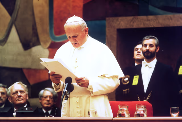 Photo 5: Visit of Pope Jean-Paul II to the EP in Luxembourg.