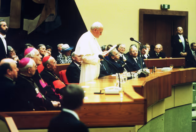 Photo 10: Visit of Pope Jean-Paul II to the EP in Luxembourg.