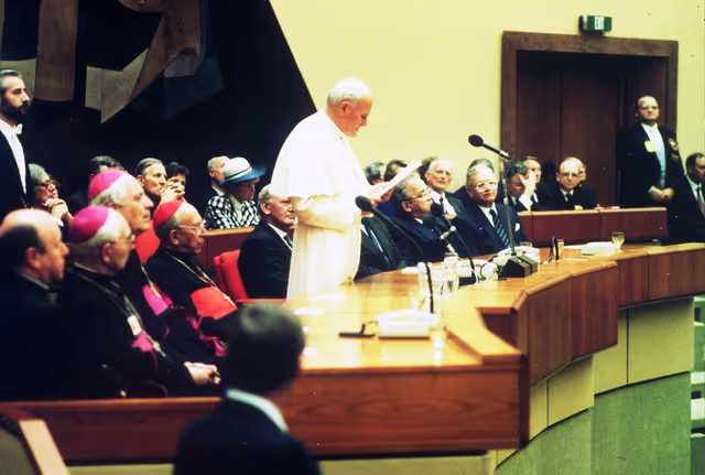Photo 25: Visit of Pope Jean-Paul II to the EP in Luxembourg.