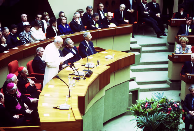 Photo 27: Visit of Pope Jean-Paul II to the EP in Luxembourg.