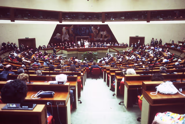 Photo 6: Visit of Pope Jean-Paul II to the EP in Luxembourg.