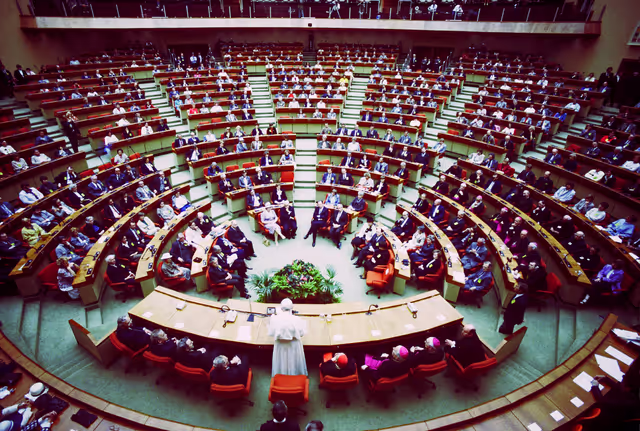 Photo 11: Visit of Pope Jean-Paul II to the EP in Luxembourg.