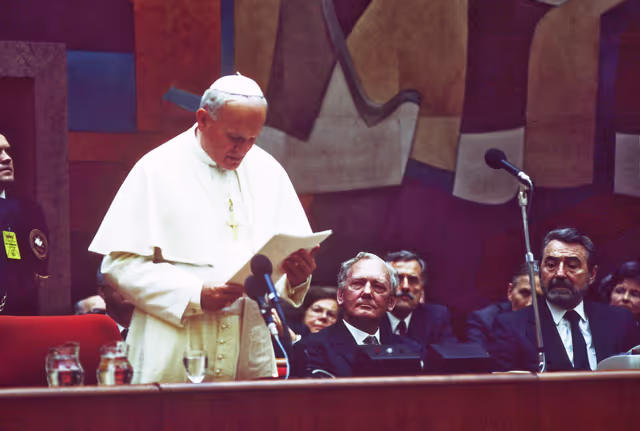 Photo 26: Visit of Pope Jean-Paul II to the EP in Luxembourg.
