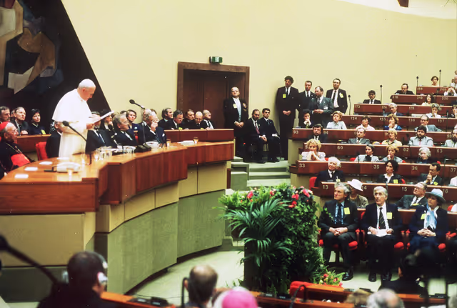 Photo 18: Visit of Pope Jean-Paul II to the EP in Luxembourg.