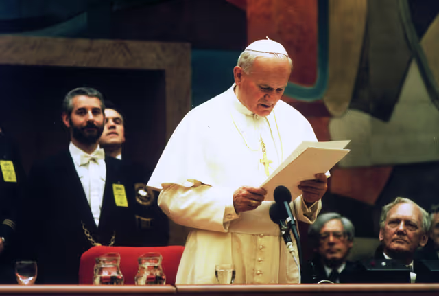 Photo 3: Visit of Pope Jean-Paul II to the EP in Luxembourg.
