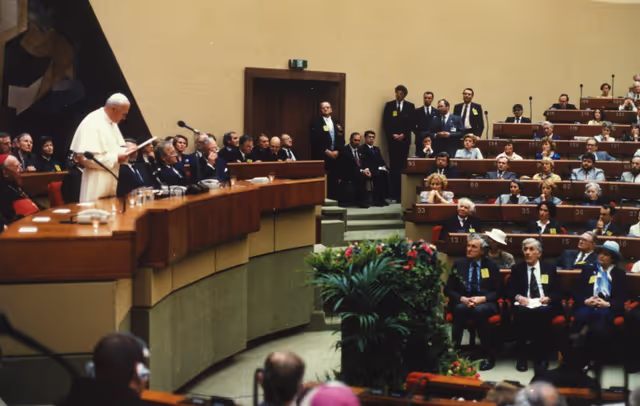 Photo 2: Visit of Pope Jean-Paul II to the EP in Luxembourg.