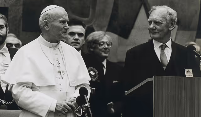 Photo 7: Visit of Pope Jean-Paul II to the EP in Luxembourg.