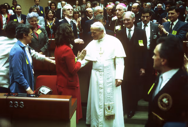 Photo 17: Visit of Pope Jean-Paul II to the EP in Luxembourg.
