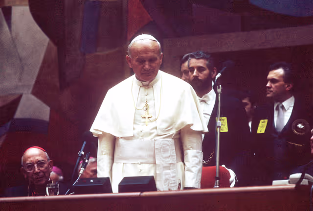 Photo 19: Visit of Pope Jean-Paul II to the EP in Luxembourg.