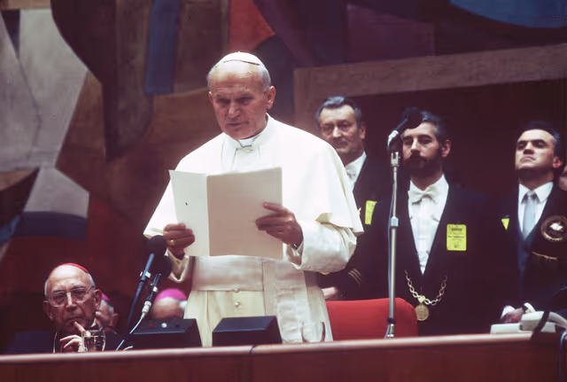 Photo 15: Visit of Pope Jean-Paul II to the EP in Luxembourg.