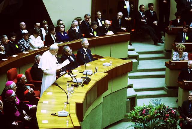 Photo 12: Visit of Pope Jean-Paul II to the EP in Luxembourg.