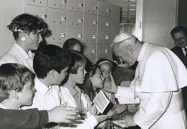 Photo 22: Visit of Pope Jean-Paul II to the EP in Luxembourg.