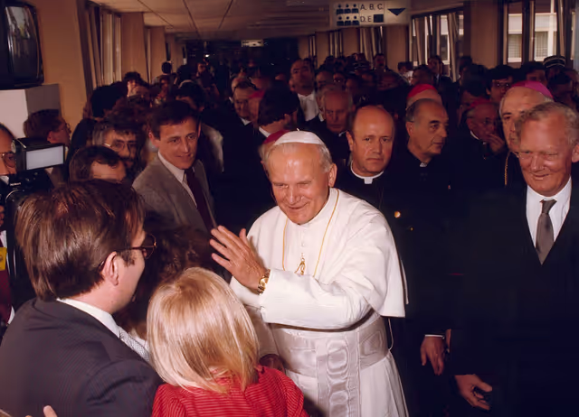 Photo 4: Visit of Pope Jean-Paul II to the EP in Luxembourg.