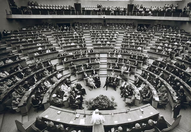 Photo 23: Visit of Pope Jean-Paul II to the EP in Luxembourg.