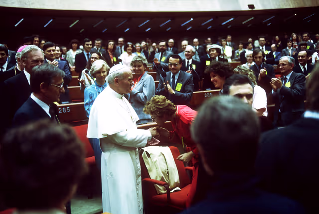 Photo 13: Visit of Pope Jean-Paul II to the EP in Luxembourg.