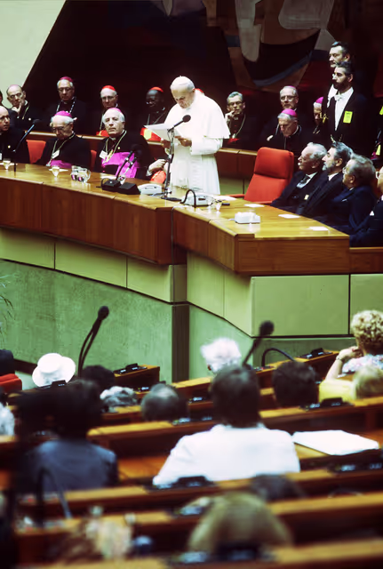 Photo 16: Visit of Pope Jean-Paul II to the EP in Luxembourg.