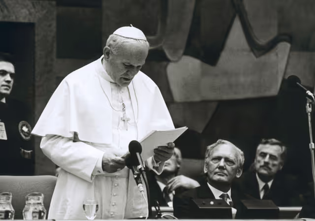 Photo 1: Visit of Pope Jean-Paul II to the EP in Luxembourg.