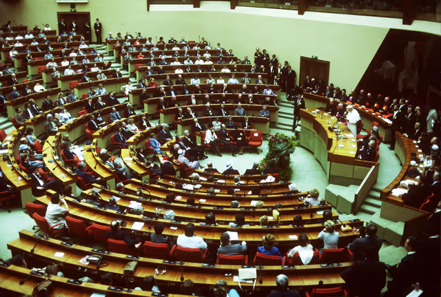 Photo 21: Visit of Pope Jean-Paul II to the EP in Luxembourg.