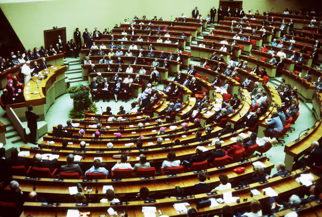 Photo 9: Visit of Pope Jean-Paul II to the EP in Luxembourg.