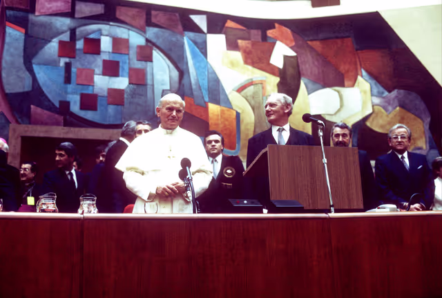Photo 14: Visit of Pope Jean-Paul II to the EP in Luxembourg.