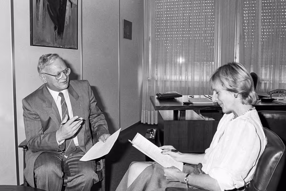MEP Nicolas ESTGEN meets with a journalist