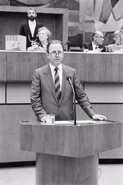 Fotogrāfija 4: Jacques SANTER - Prime Minister of Luxembourg addresses during the plenary session in Luxembourg